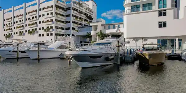 17211 Biscayne Blvd #097