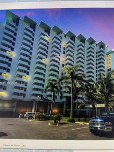 2899 Collins Ave