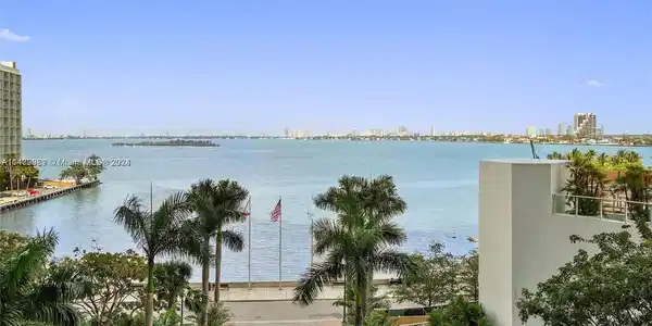 2020 N Bayshore Dr