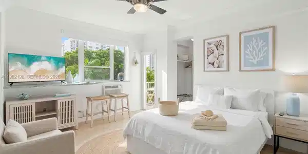 255 W 24th St