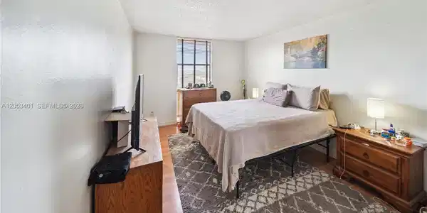 Image 3: OWNERS BEDROOM