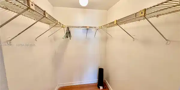 Image 4: WALKING CLOSET OWNERS SUITE