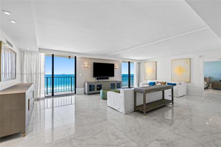 2625 Collins Ave
