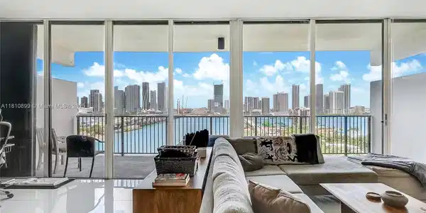 1000 Venetian Way