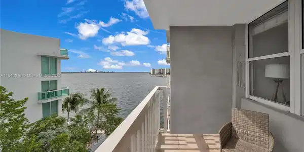 2016 Bay Dr