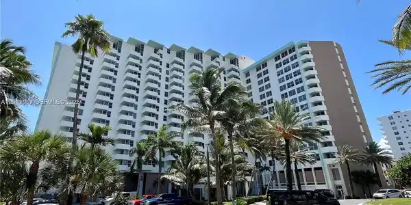 2899 Collins Ave