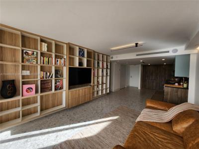 2555 Collins Ave