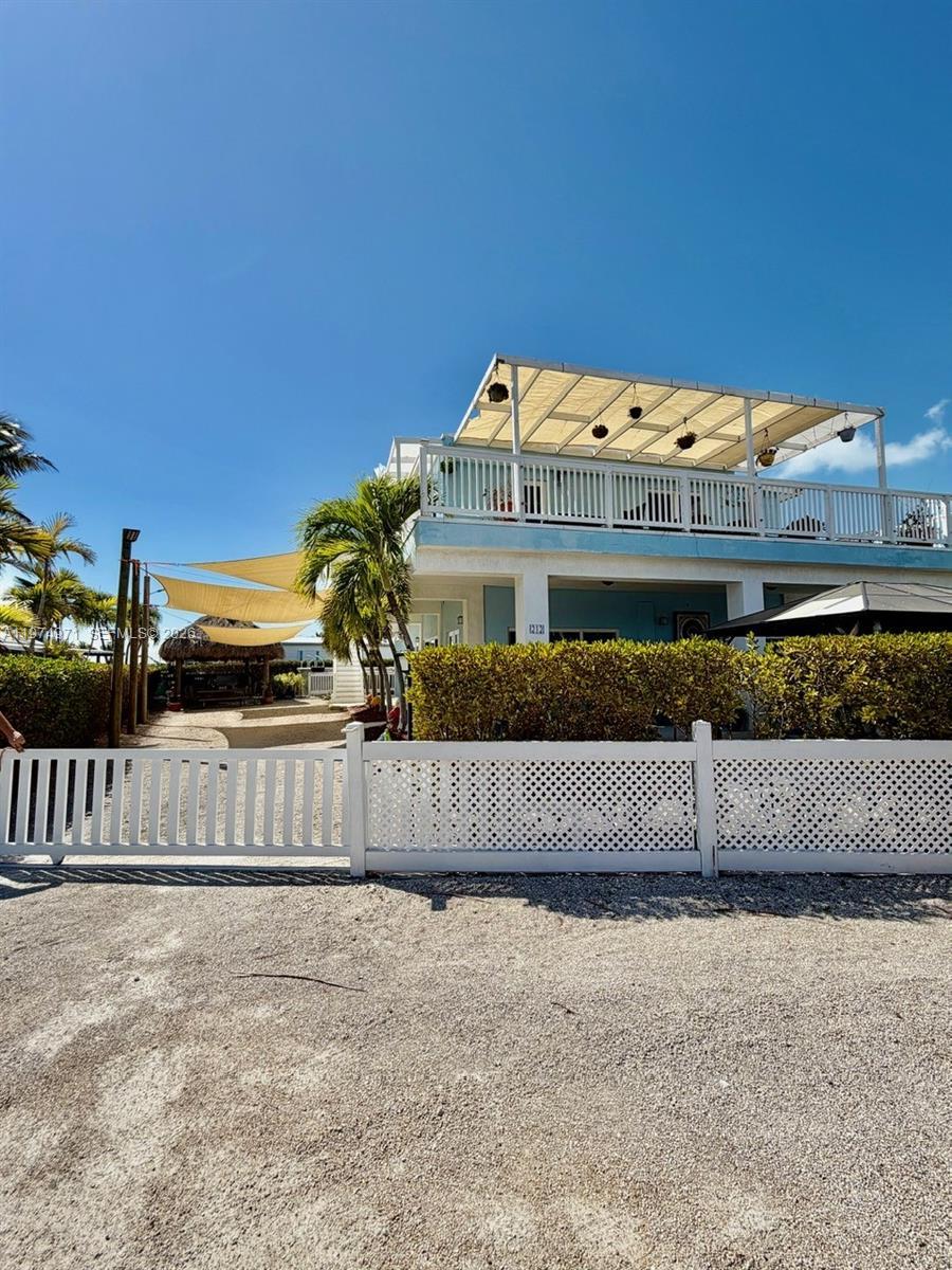 Image 2: Side front and driveway