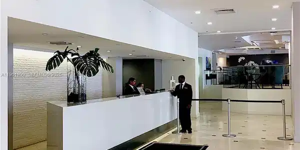 100 Lincoln Rd