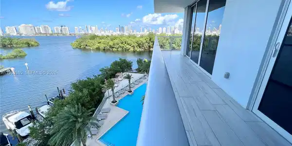 16385 Biscayne Blvd