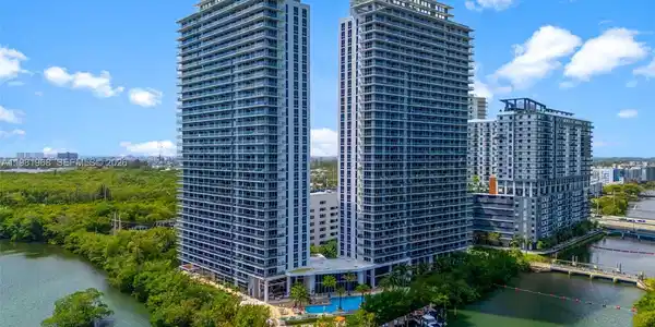 16385 Biscayne Blvd