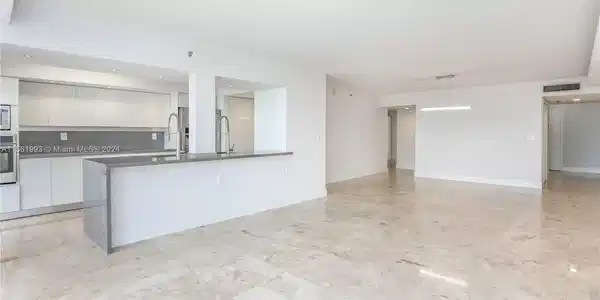9341 Collins Ave