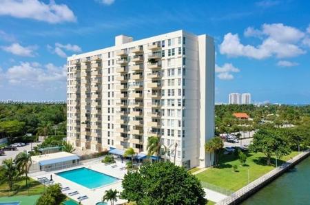 880 NE 69th St Unit 6P