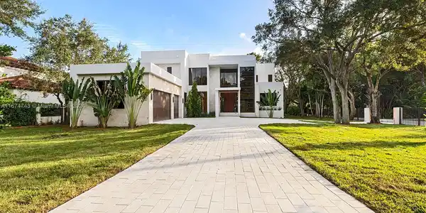 9155 SW 58th Ave