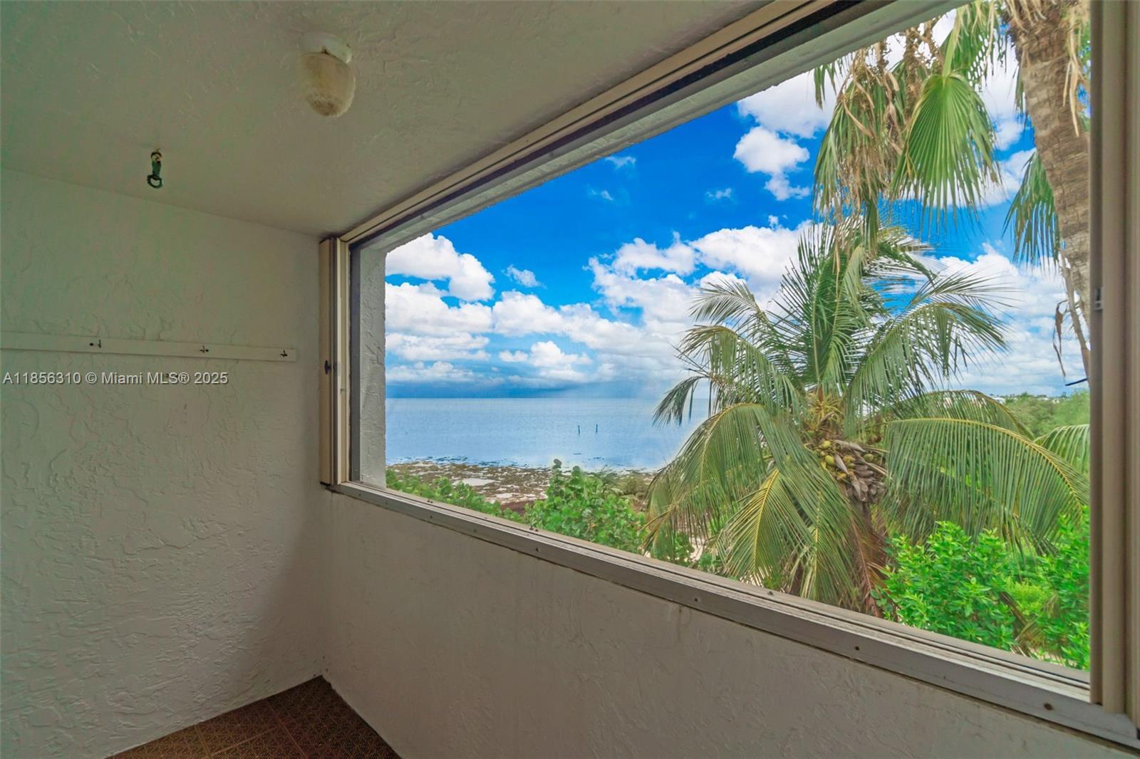 Image 4: STUNNING BALCONY AND OCEAN VIEW