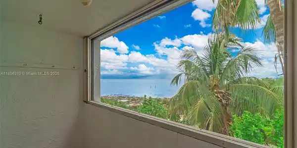 Image 4: STUNNING BALCONY AND OCEAN VIEW