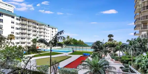 Image 2: 5 Star Amenities