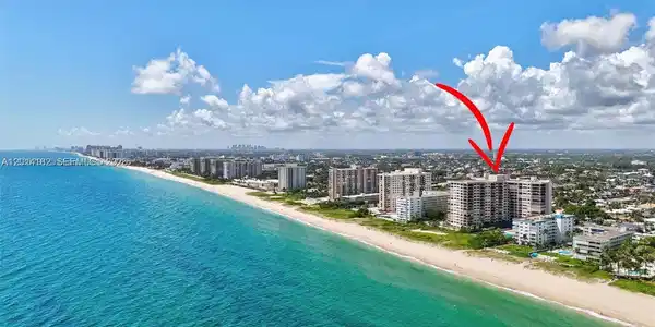 Image 4: Beachfront location