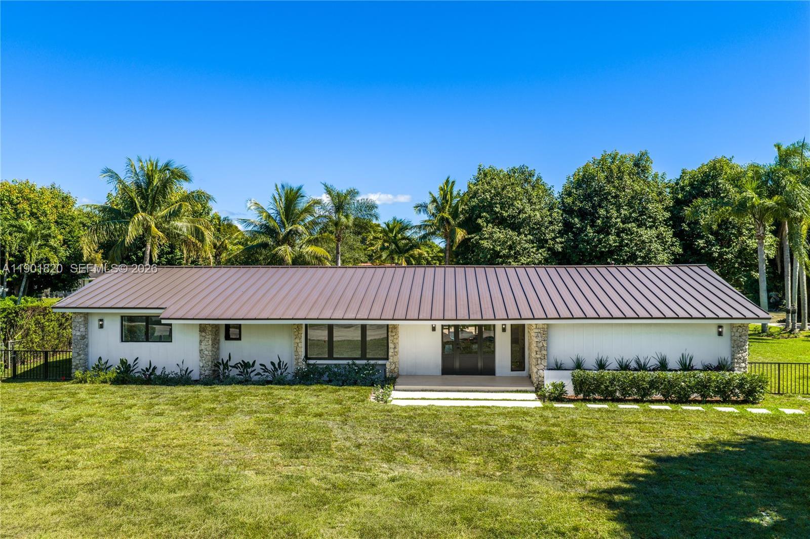 Image 4: Completely renovated 2982sq ft under AC, 5 beds, 3.5 baths, set on an oversized 21,000 sq.ft. lot