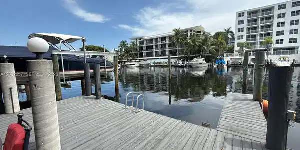 Image 4: Boat Slip # 322-3