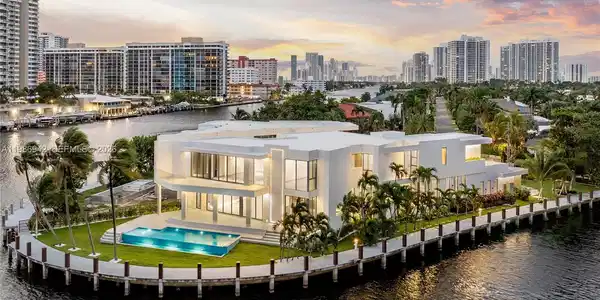 501 Palm Dr