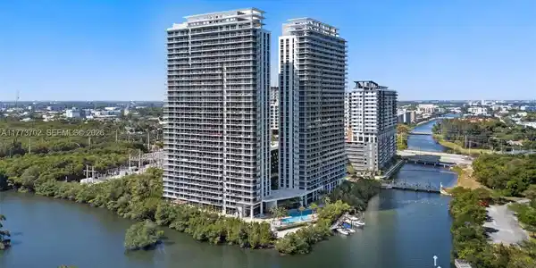 16385 Biscayne Blvd