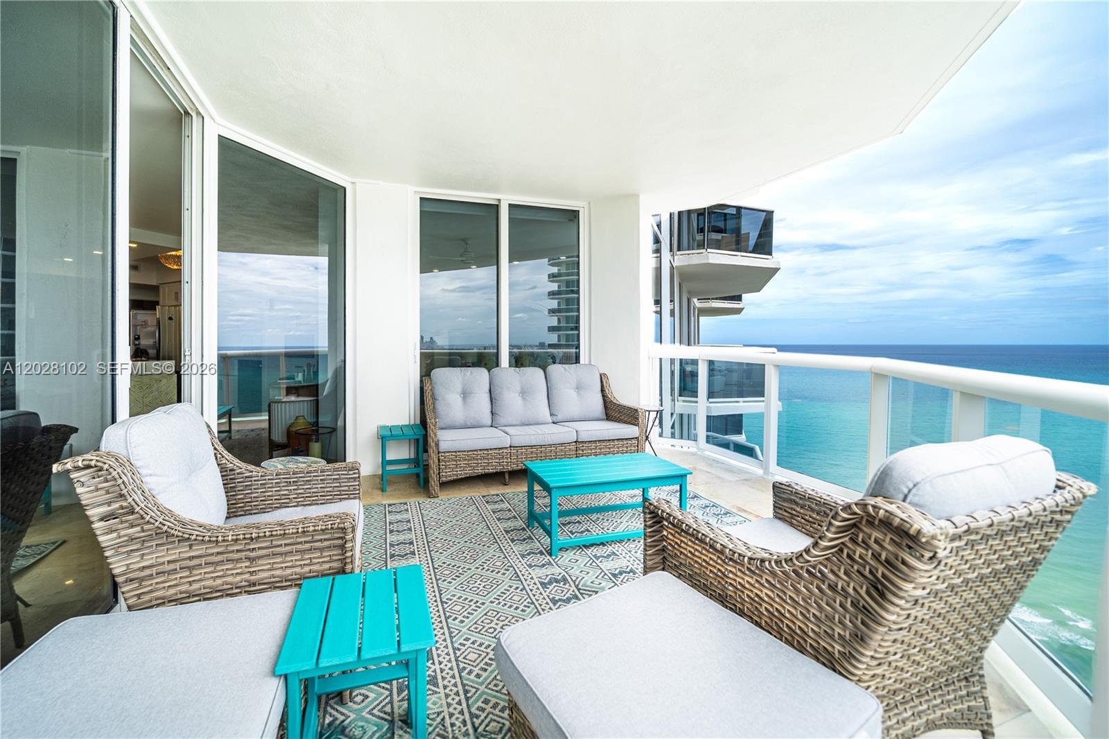 Image 4: LARGE BALCONY