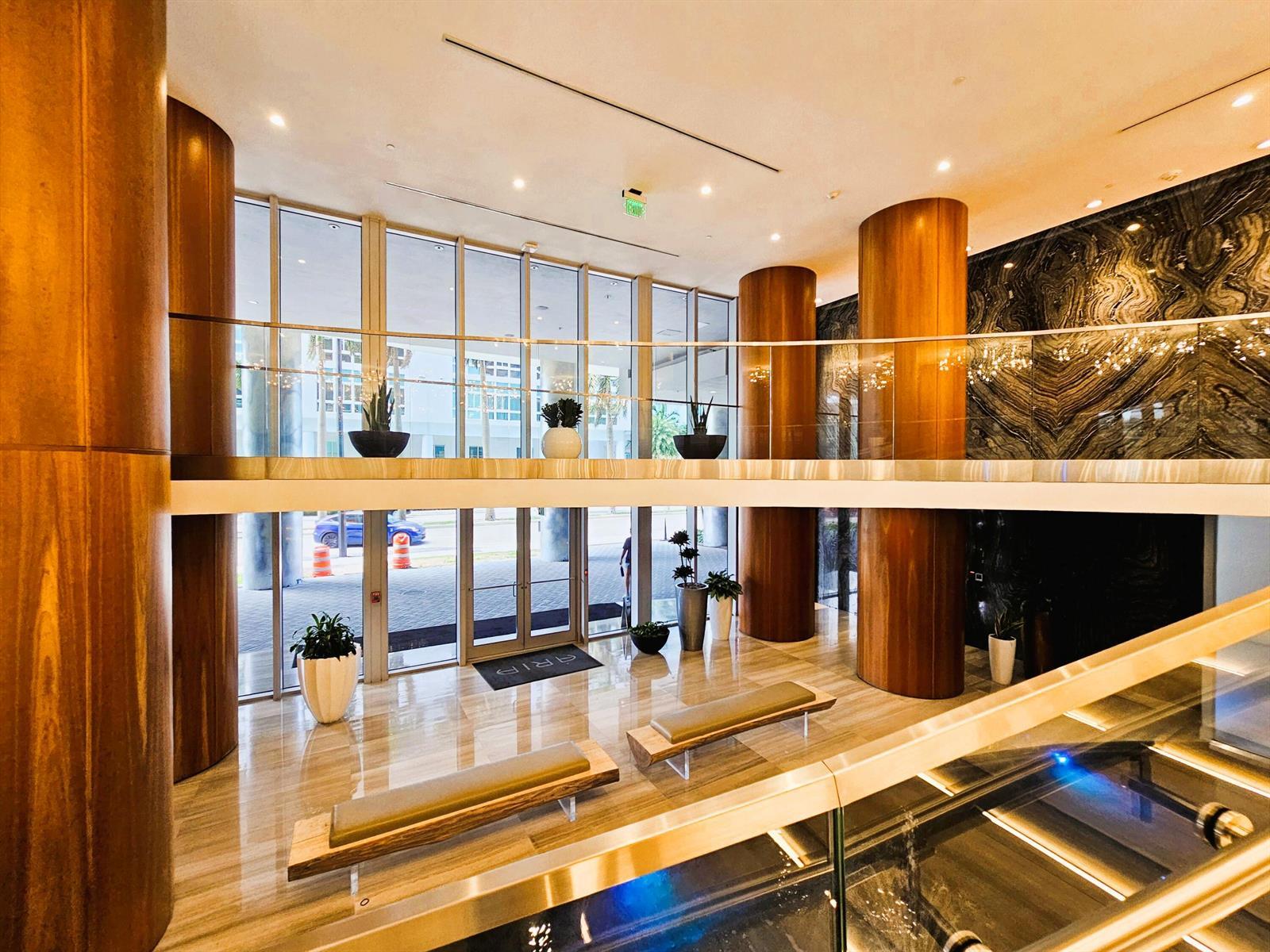 Image 4: Lobby