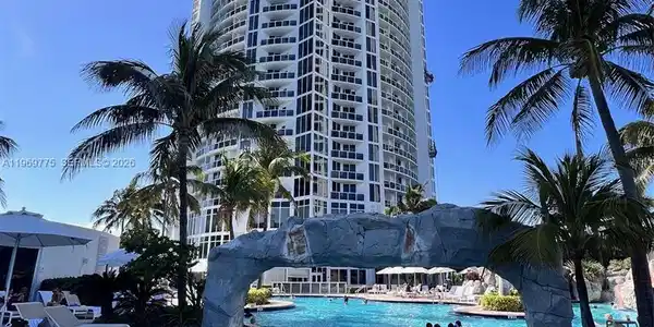 18001 Collins Ave