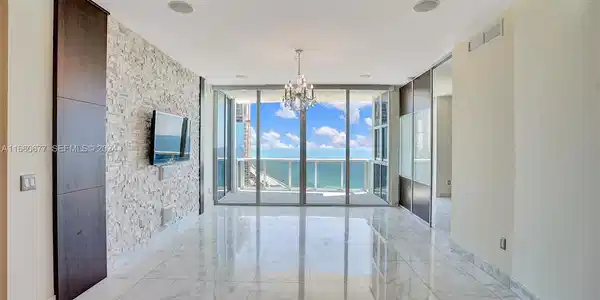 Image 2: LIVING ROOM