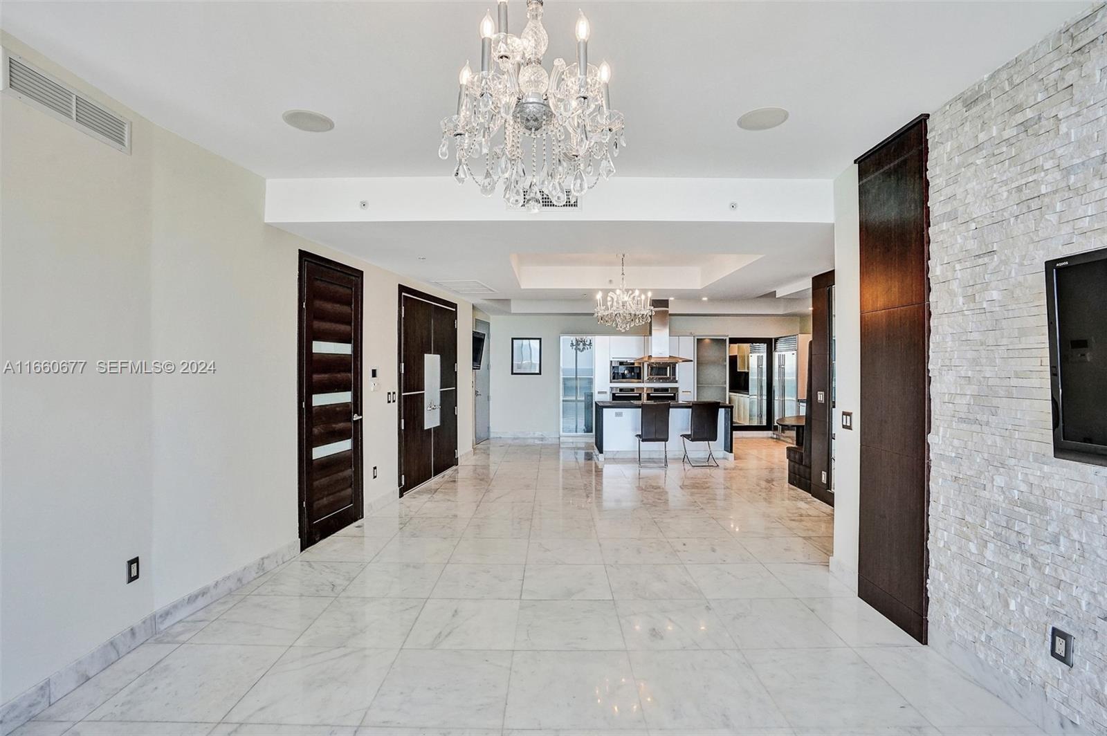 Image 4: LIBING ROOM, ENTRANCE, PART OF THE KITCHEN