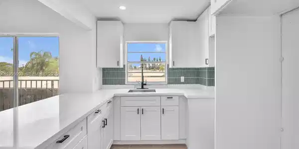 1960 Marseille Dr