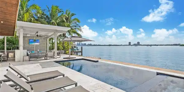 7810 Miami View Dr