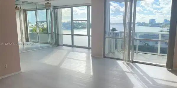 900 Bay Dr
