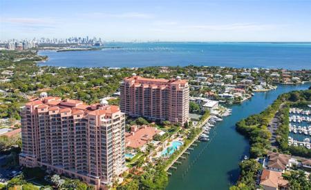 10 Edgewater Dr