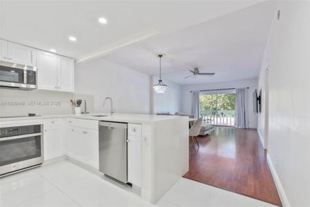 100 Edgewater Dr