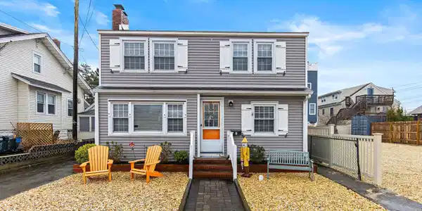 8 E Maryland Avenue