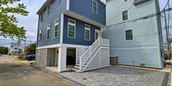 32 E Surf Way