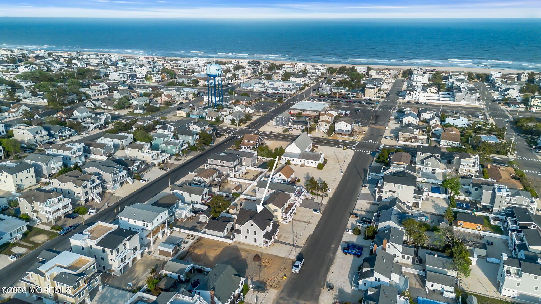 Image 3: Just 2.5 blocks to the beach