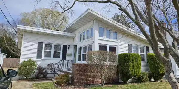 827 Rosewood Avenue