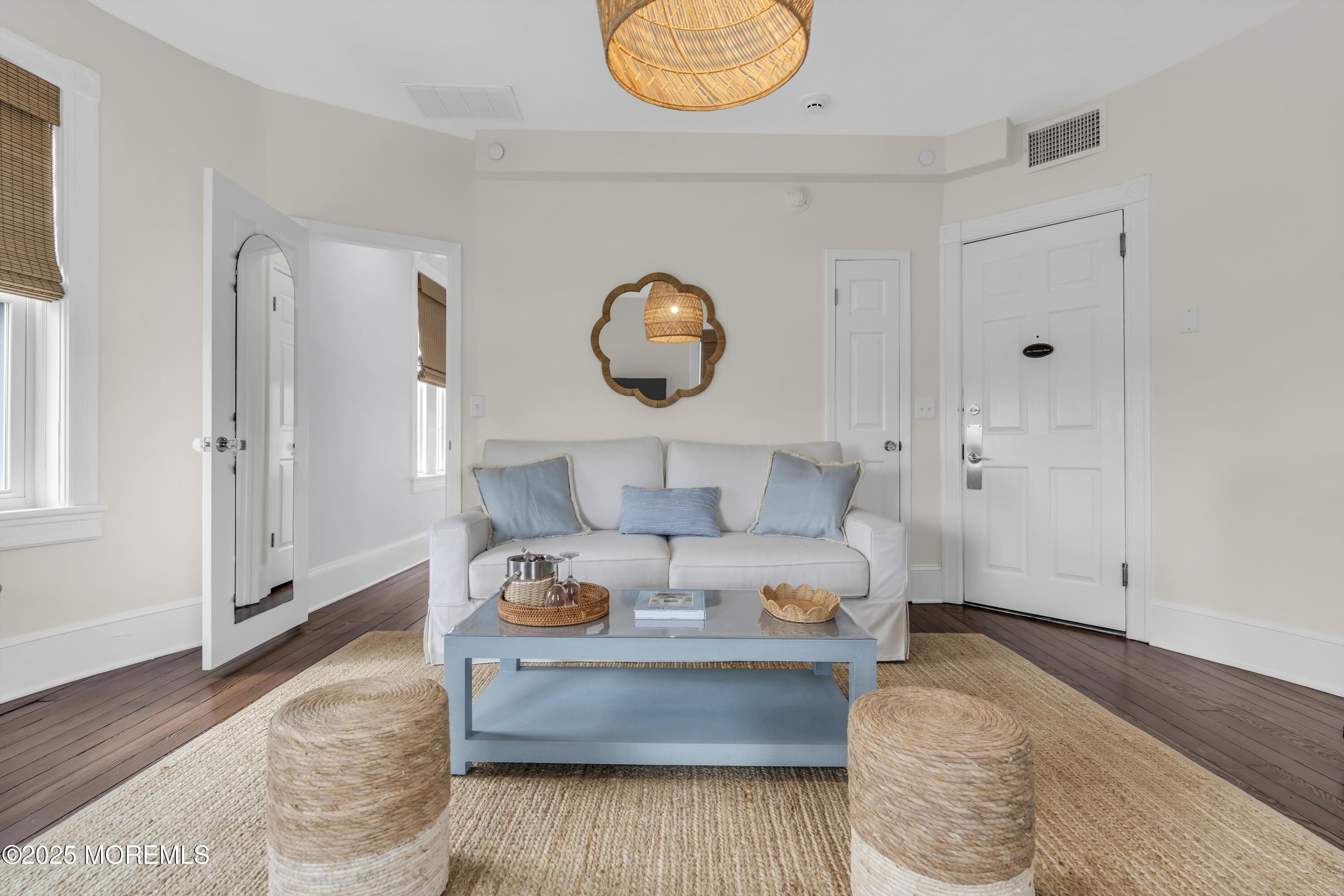 Image 3: Living Room