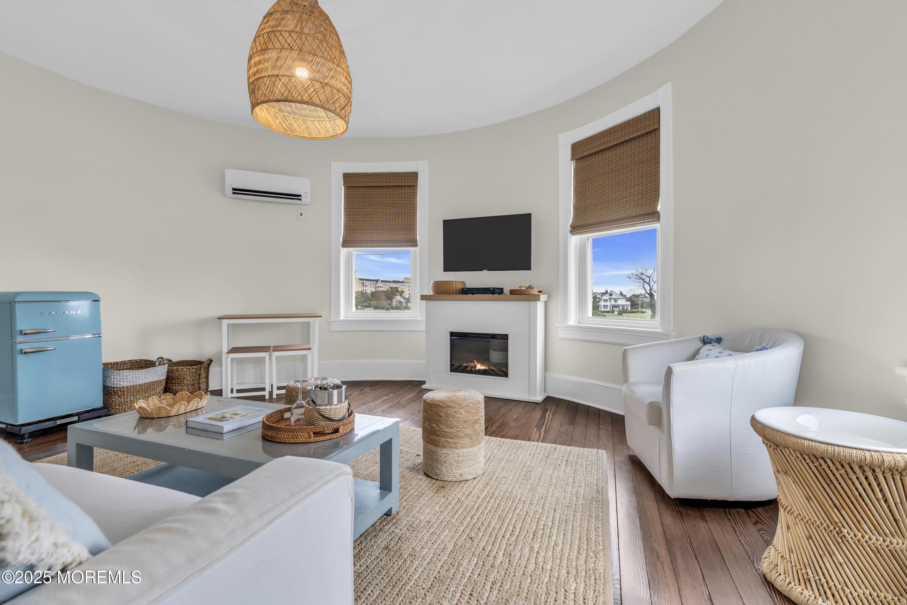 Image 4: Living Room