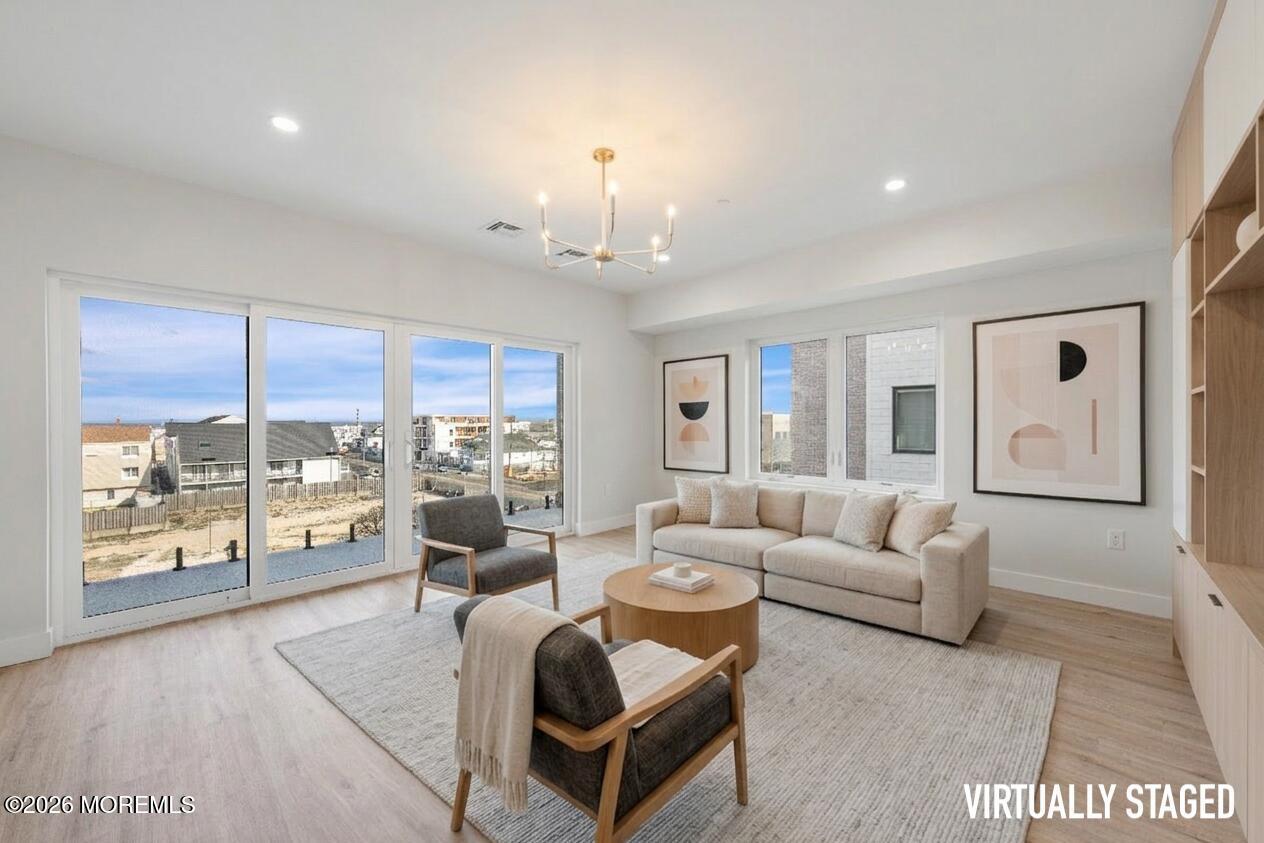 Image 2: virtual-staging-aeacec49-f9da-4981-b659-