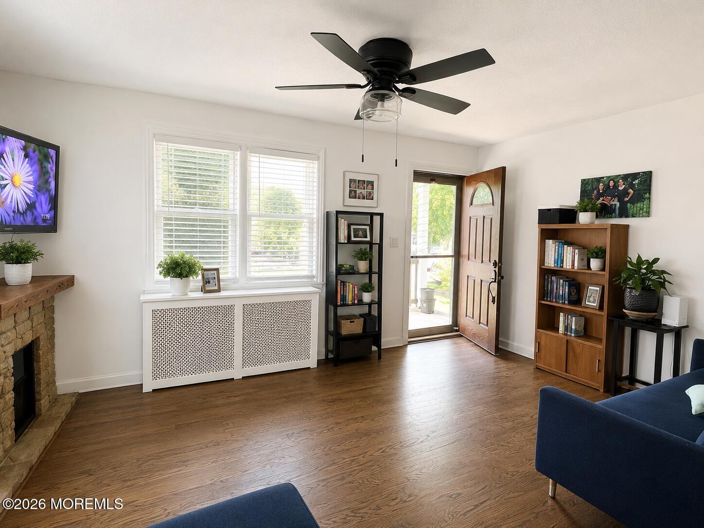 Image 3: Living room