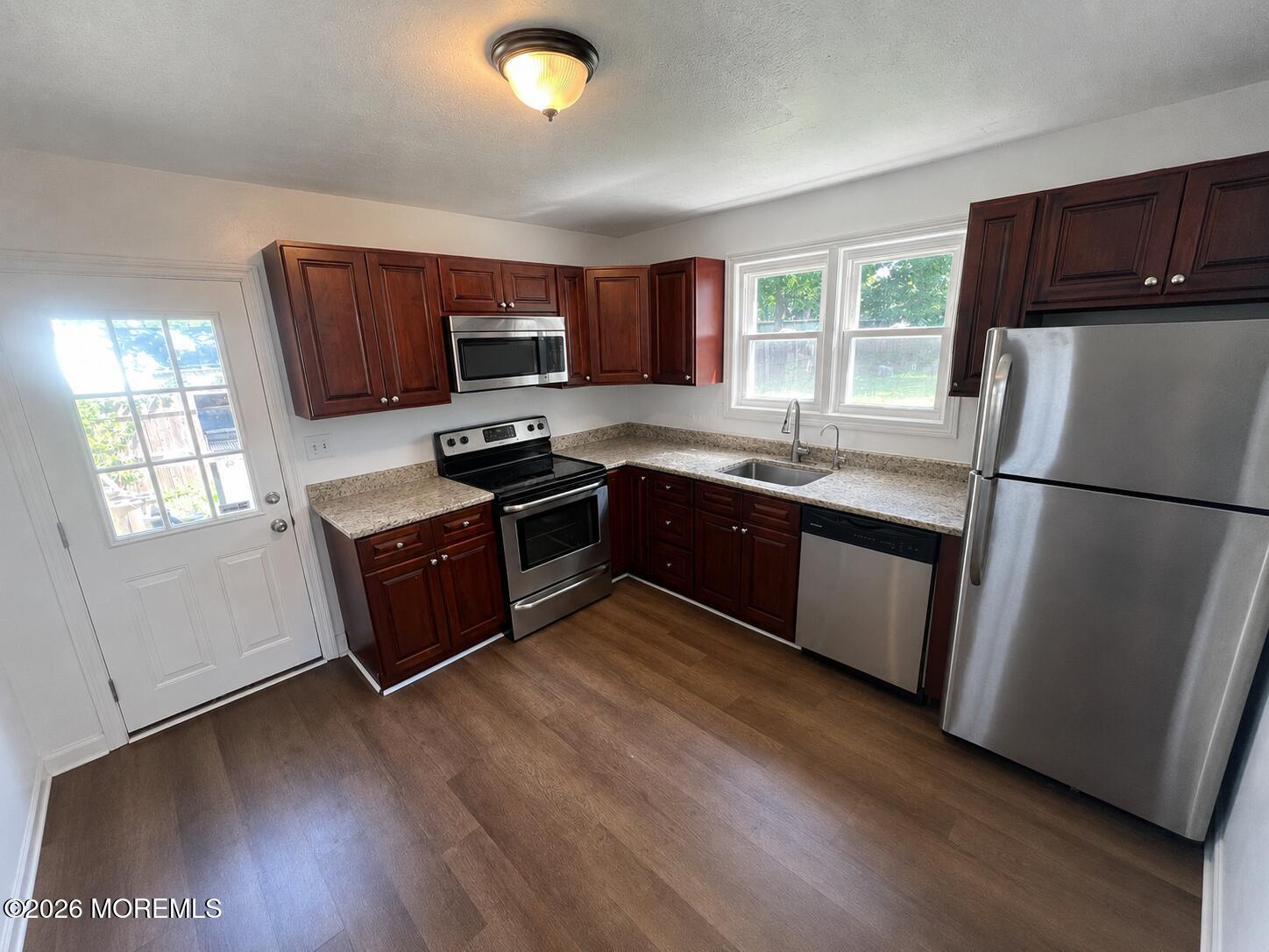 Image 4: Kitchen