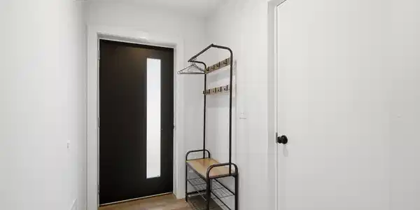 Image 3: 03-Foyer