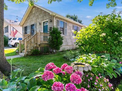 16 Meadowbrook Avenue