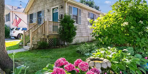 16 Meadowbrook Avenue