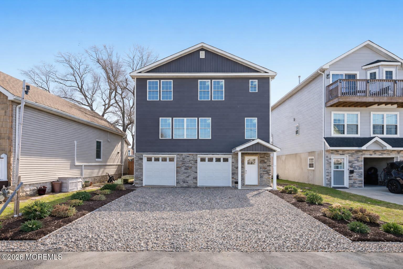 Image 2: 58 bay - drive and land