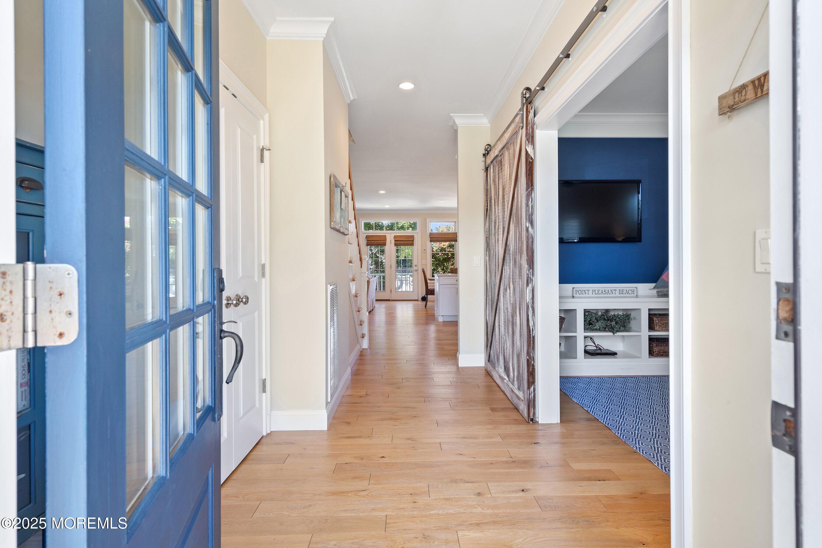 Image 4: 08-Foyer